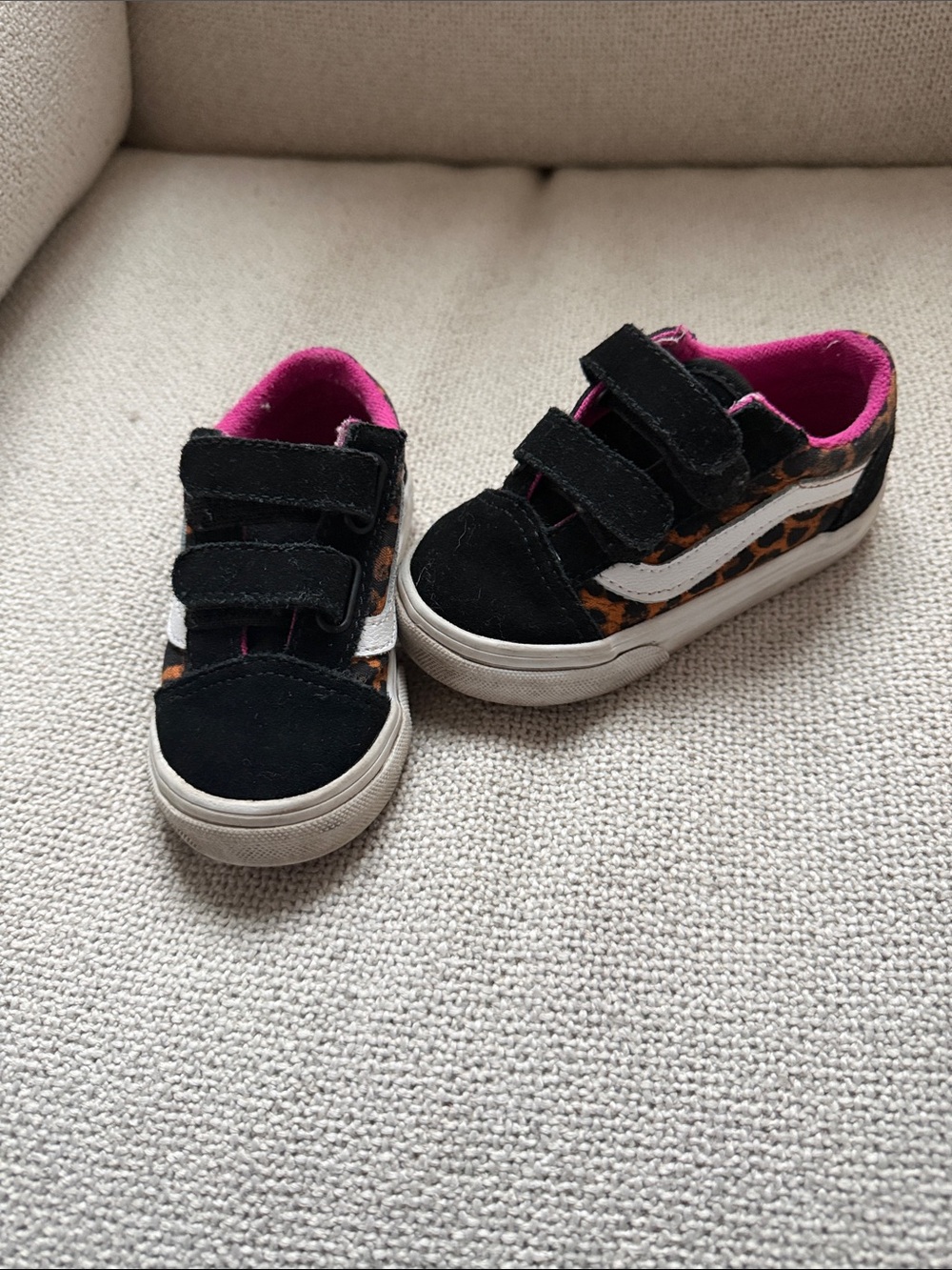Kids Vans Black Leopard-Print Velcro Sneakers with Pink Lining - size 6